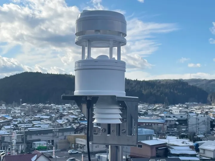 石川県の病院に設置された気象観測機の写真