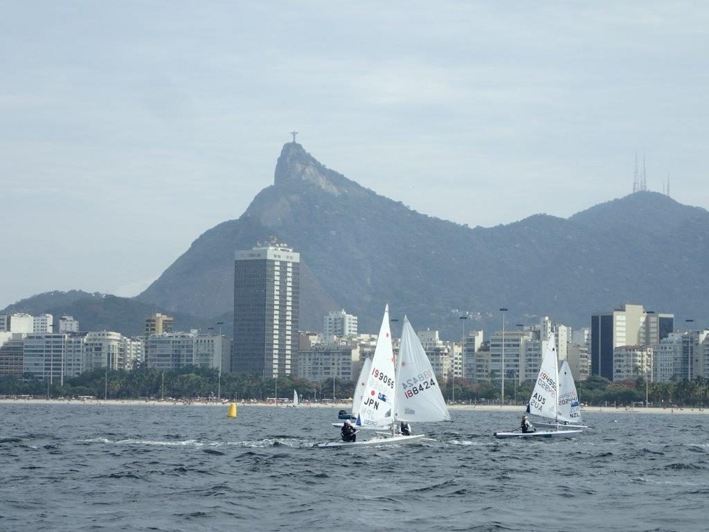 メダルレースが行われるリオの会場(グアナバラ湾)で練習を重ねる土居愛実選手(JPNマークの艇)
