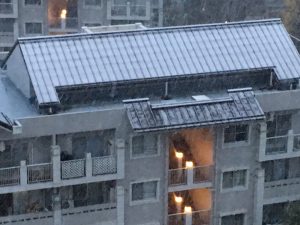 06:34 東京都八王子市 屋根、真っ白