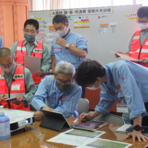 倉敷市真備町で豪雨災害を想定し、防災チャットボット「SOCDA」の実証訓練を実施